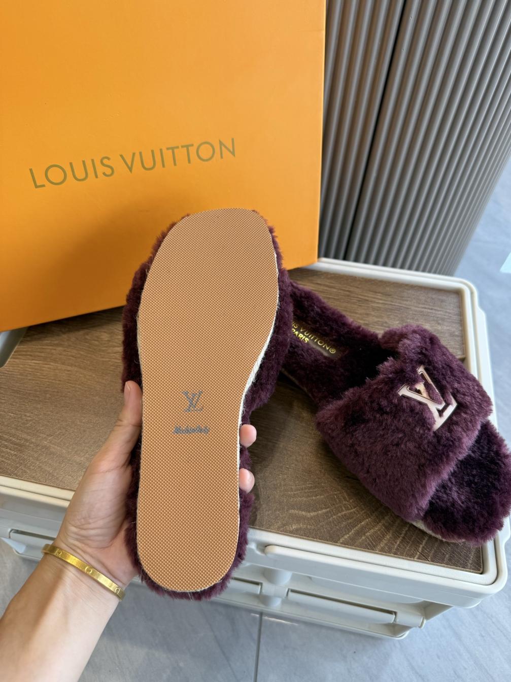 LV Louis vuitton fur flat winter slippers