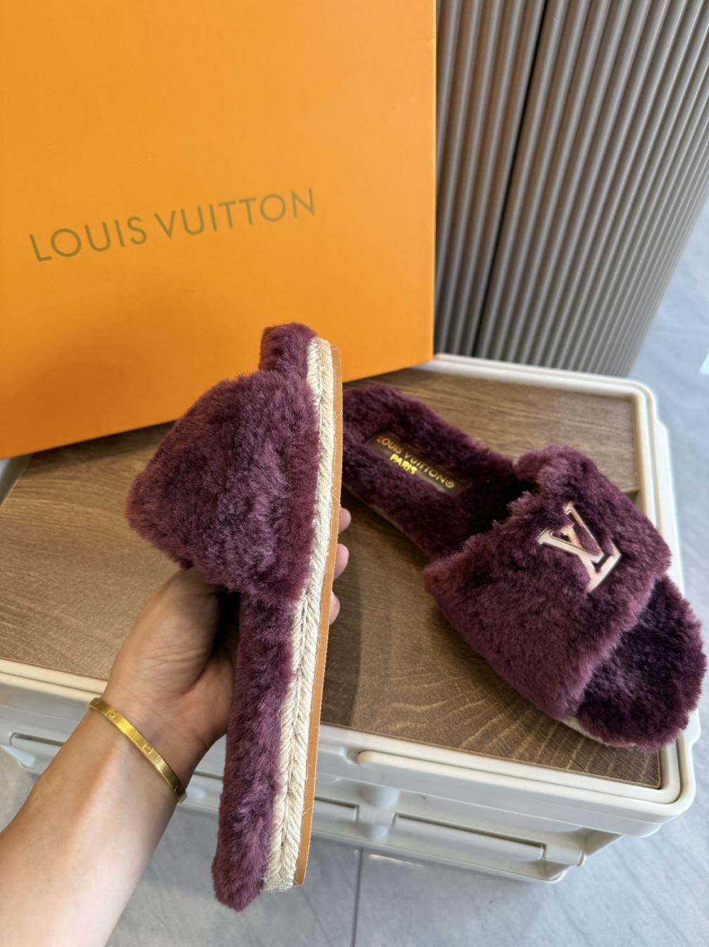 LV Louis vuitton fur flat winter slippers