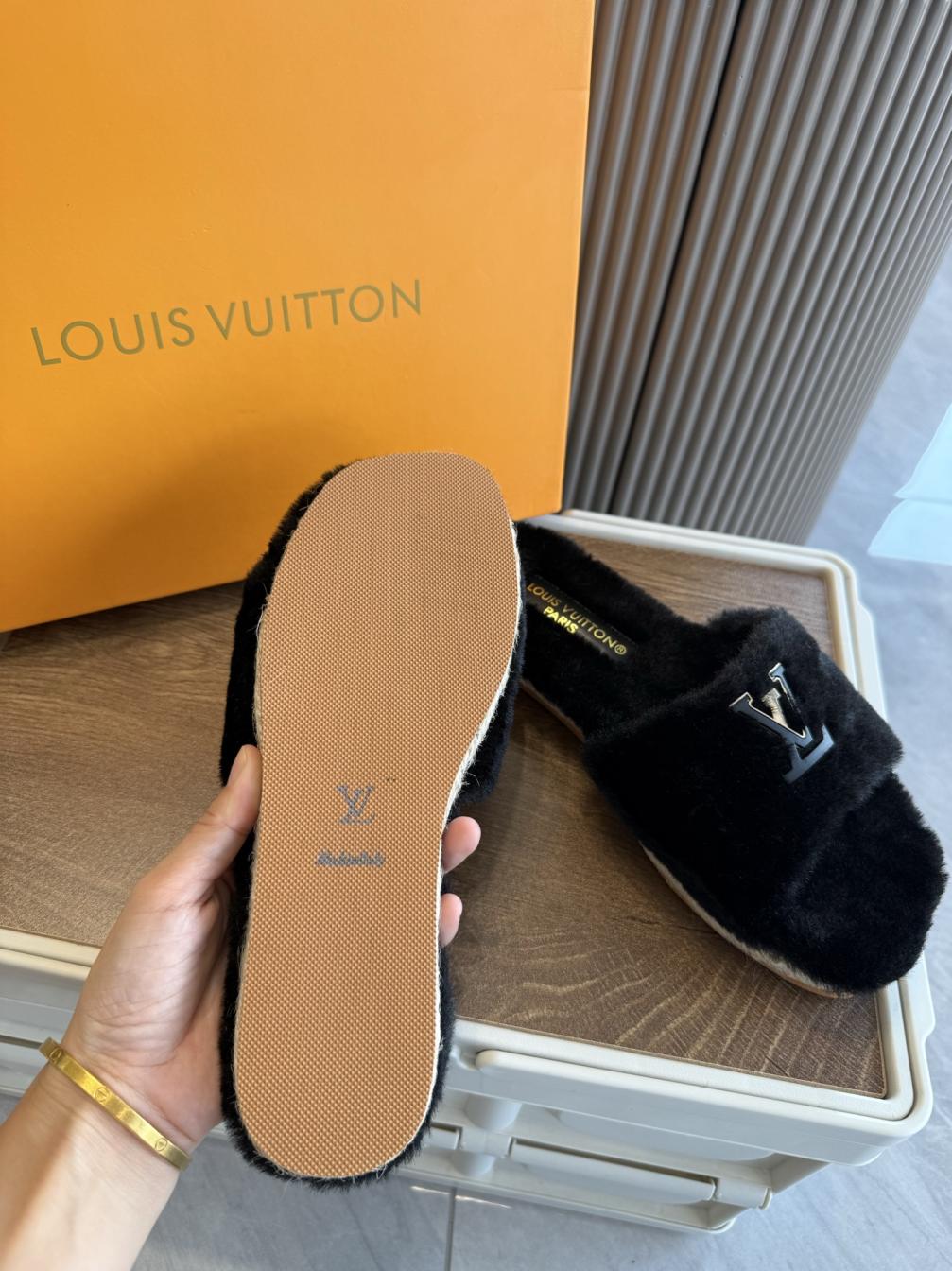 LV Louis vuitton fur flat winter slippers