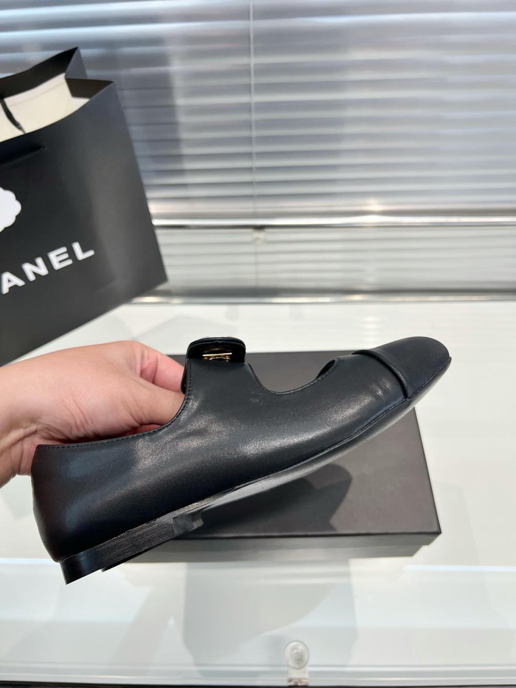 Chanel CC leather flat shoes