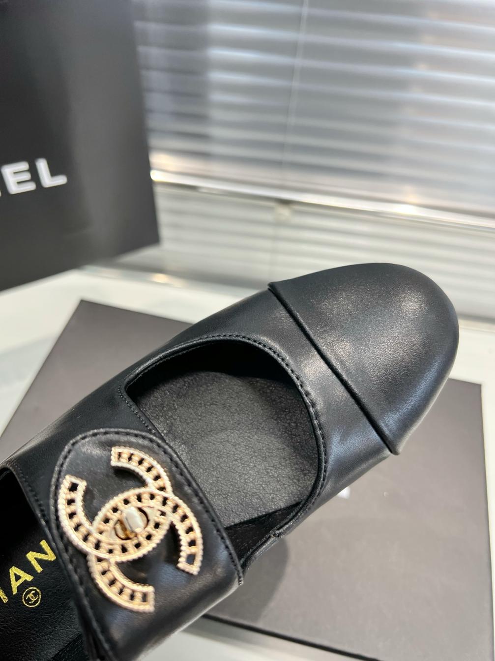 Chanel CC leather flat shoes