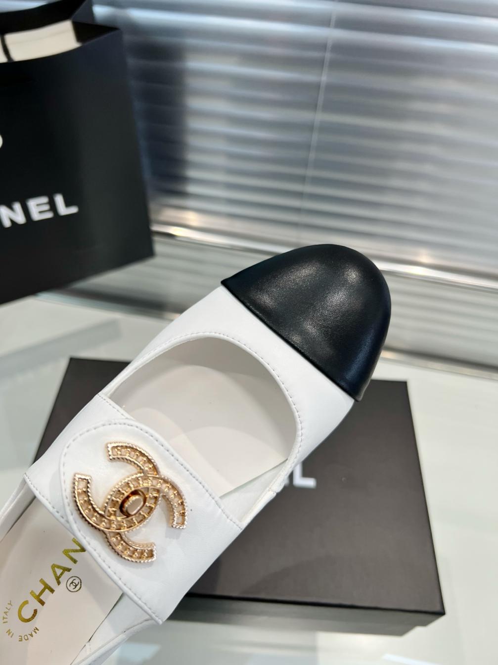 Chanel CC leather flat shoes