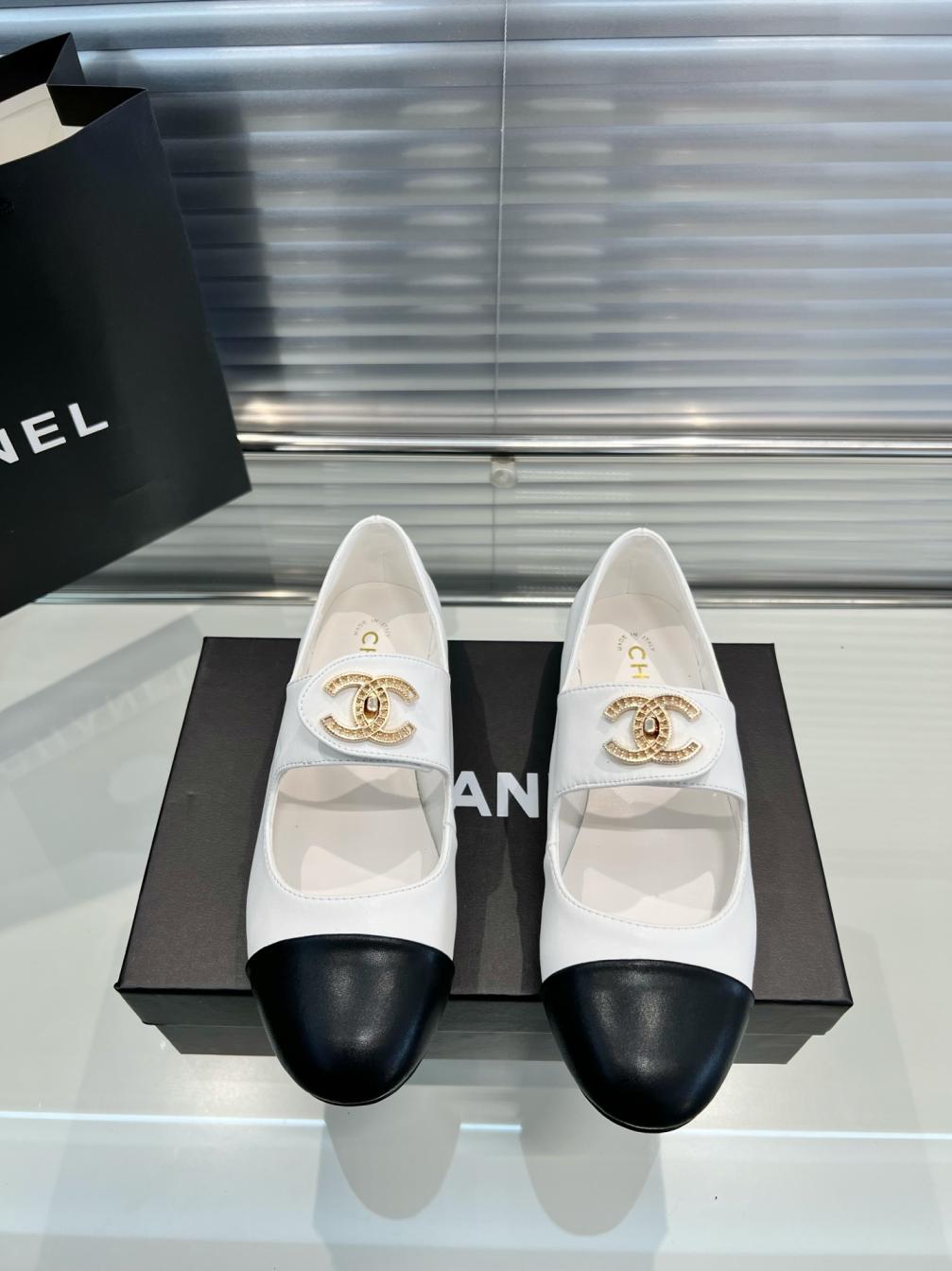 Chanel CC leather flat shoes