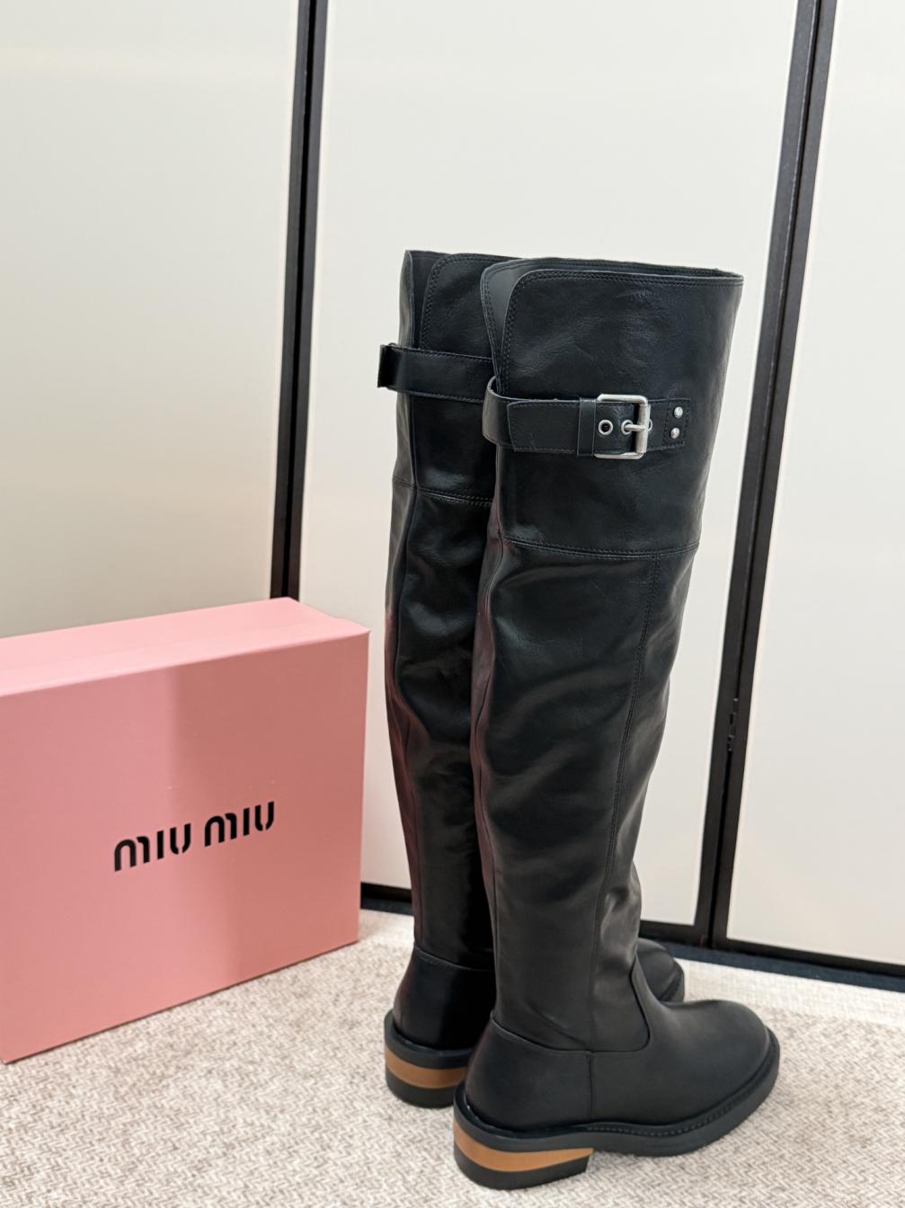 2027ss miumiu cowskin long leather flat boots