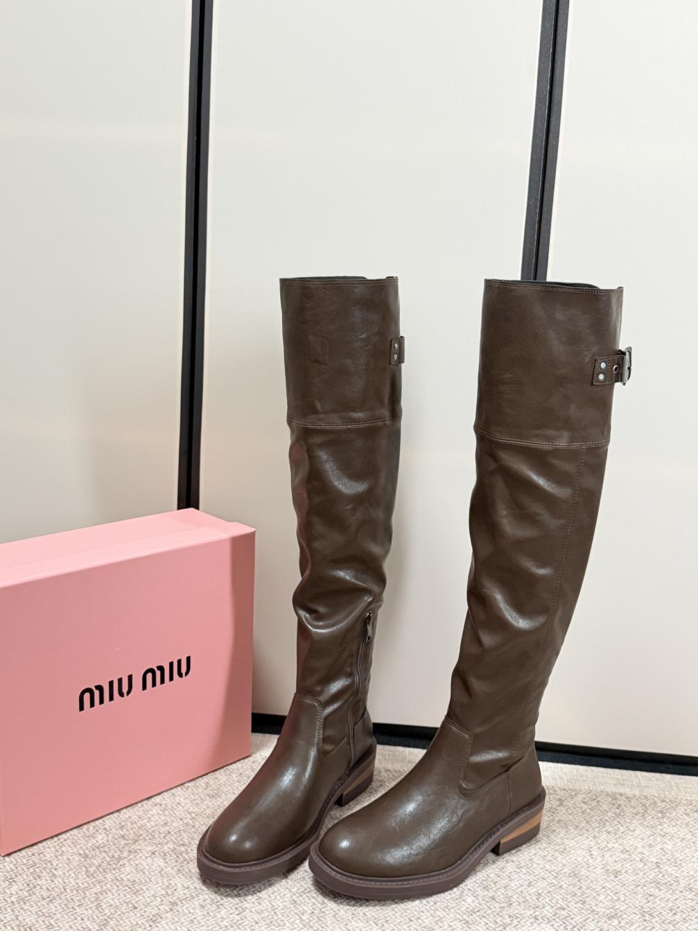 2027ss miumiu cowskin long leather flat boots